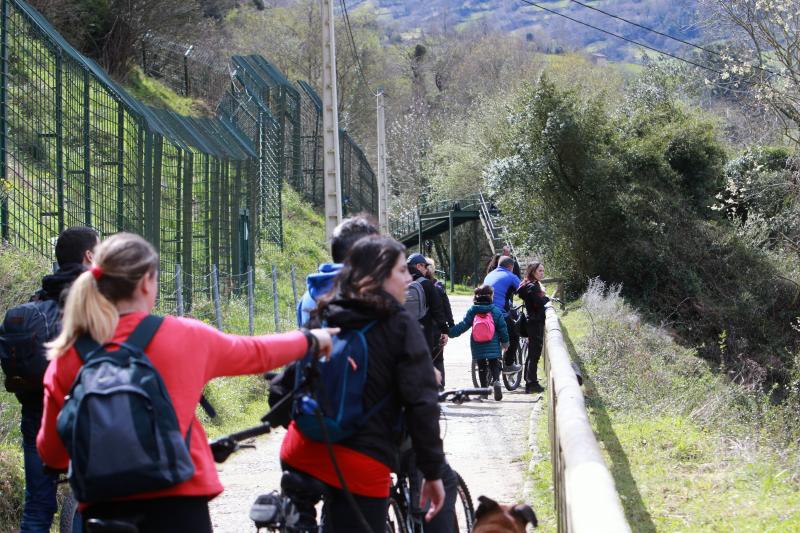 La previsión de mal tiempo no ha desincentivado a los visitantes y Asturias ha alcanzado una elevada tasa de ocupación esta Semana Santa. En los momentos en los que la lluvia ha dado una tregua, los turistas no han dudado en salir a disfrutar de los paisajes y las ciudades del Principado, de Oriente a Occidente. 