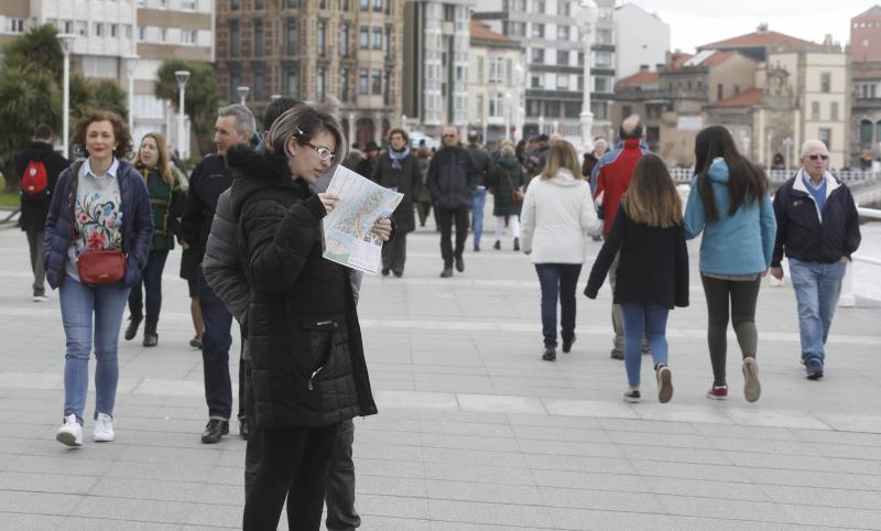 La previsión de mal tiempo no ha desincentivado a los visitantes y Asturias ha alcanzado una elevada tasa de ocupación esta Semana Santa. En los momentos en los que la lluvia ha dado una tregua, los turistas no han dudado en salir a disfrutar de los paisajes y las ciudades del Principado, de Oriente a Occidente. 