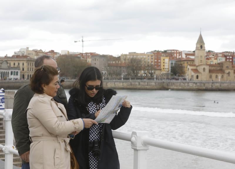 La previsión de mal tiempo no ha desincentivado a los visitantes y Asturias ha alcanzado una elevada tasa de ocupación esta Semana Santa. En los momentos en los que la lluvia ha dado una tregua, los turistas no han dudado en salir a disfrutar de los paisajes y las ciudades del Principado, de Oriente a Occidente. 