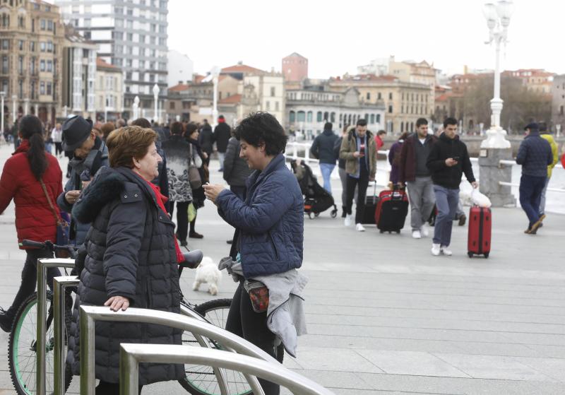 La previsión de mal tiempo no ha desincentivado a los visitantes y Asturias ha alcanzado una elevada tasa de ocupación esta Semana Santa. En los momentos en los que la lluvia ha dado una tregua, los turistas no han dudado en salir a disfrutar de los paisajes y las ciudades del Principado, de Oriente a Occidente. 
