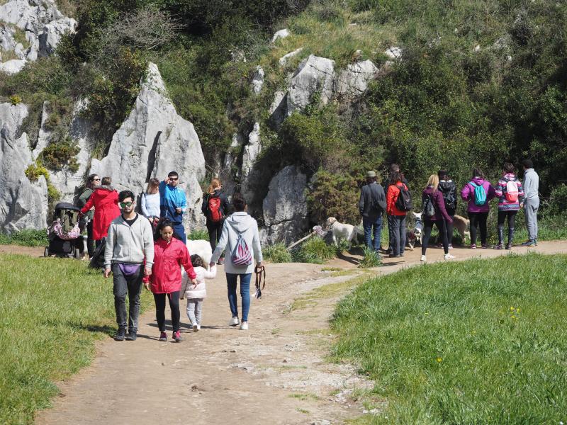 La previsión de mal tiempo no ha desincentivado a los visitantes y Asturias ha alcanzado una elevada tasa de ocupación esta Semana Santa. En los momentos en los que la lluvia ha dado una tregua, los turistas no han dudado en salir a disfrutar de los paisajes y las ciudades del Principado, de Oriente a Occidente. 