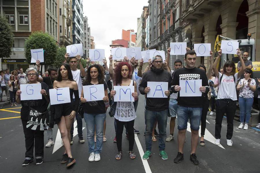 Concentración de protesta en la calle del Marqués de San Esteban por la agresión a Germán Fernández.