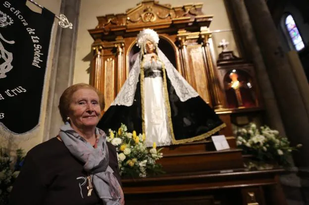Celsa Pérez junto a la imagen de la virgen de la Soledad en Santo Tomás de Cantorbery 