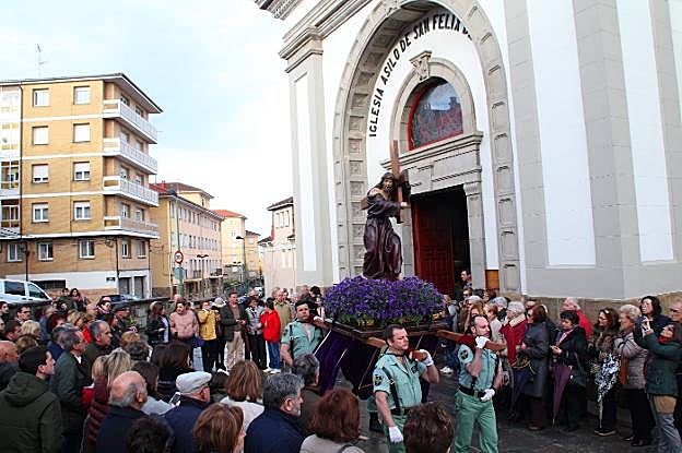Salida de la imagen del Nazareno en Candás. 
