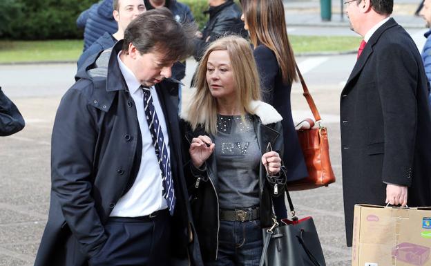 Francisco Pérez Platas, abogado, junto a Marta Valle, viuda de Eloy Palacio, antes del último juicio.