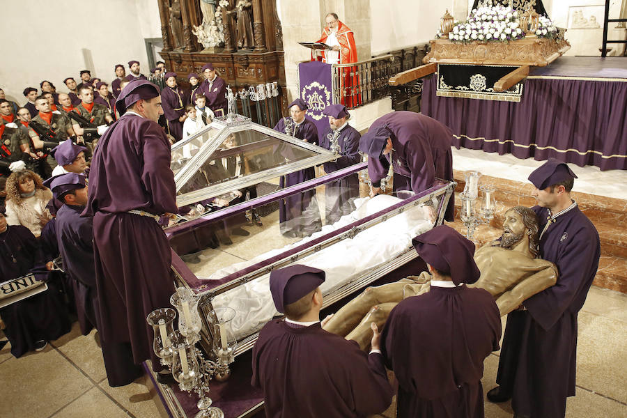 El tiempo obligó a suspender la procesión del Santo Entierro en la localidad maliaya, pero los fieles siguieron el acto del desenclavo en el interior de la iglesia de Santa María.