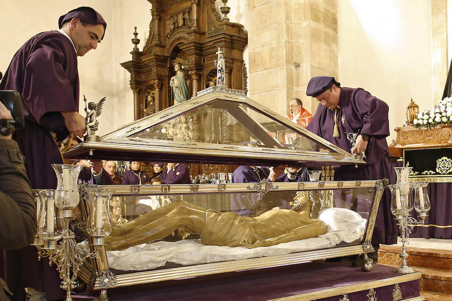 El tiempo obligó a suspender la procesión del Santo Entierro en la localidad maliaya, pero los fieles siguieron el acto del desenclavo en el interior de la iglesia de Santa María.