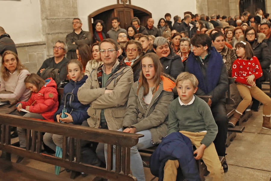 El tiempo obligó a suspender la procesión del Santo Entierro en la localidad maliaya, pero los fieles siguieron el acto del desenclavo en el interior de la iglesia de Santa María.