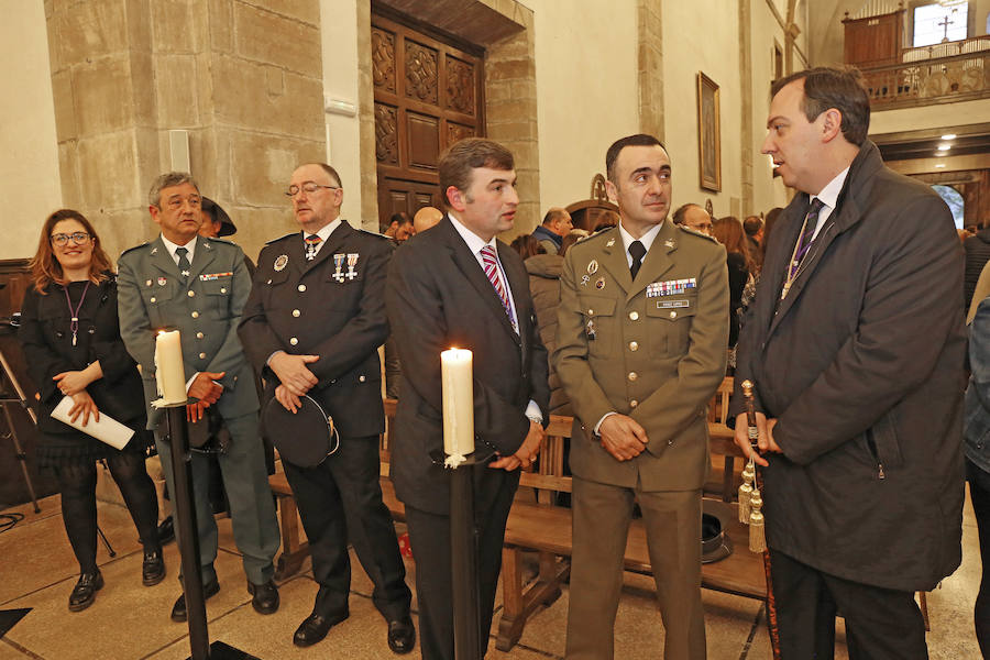 El tiempo obligó a suspender la procesión del Santo Entierro en la localidad maliaya, pero los fieles siguieron el acto del desenclavo en el interior de la iglesia de Santa María.