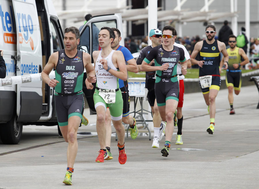 El Trofeo Gijón Deporte se disputa en las inmediaciones de la playa de Poniente 