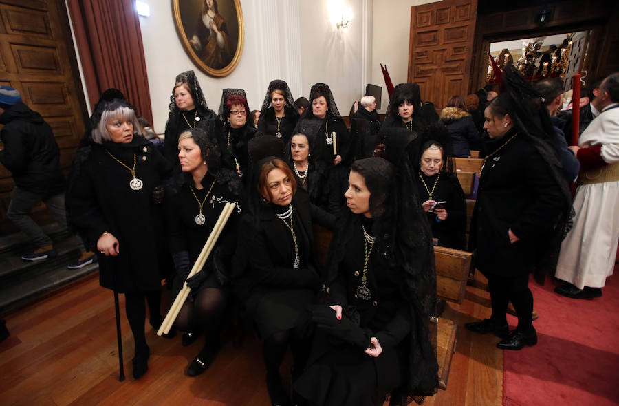 La Hermandad de los Estudiantes procesionó por la ciudad ante la atenta mirada de cientos de ovetenses