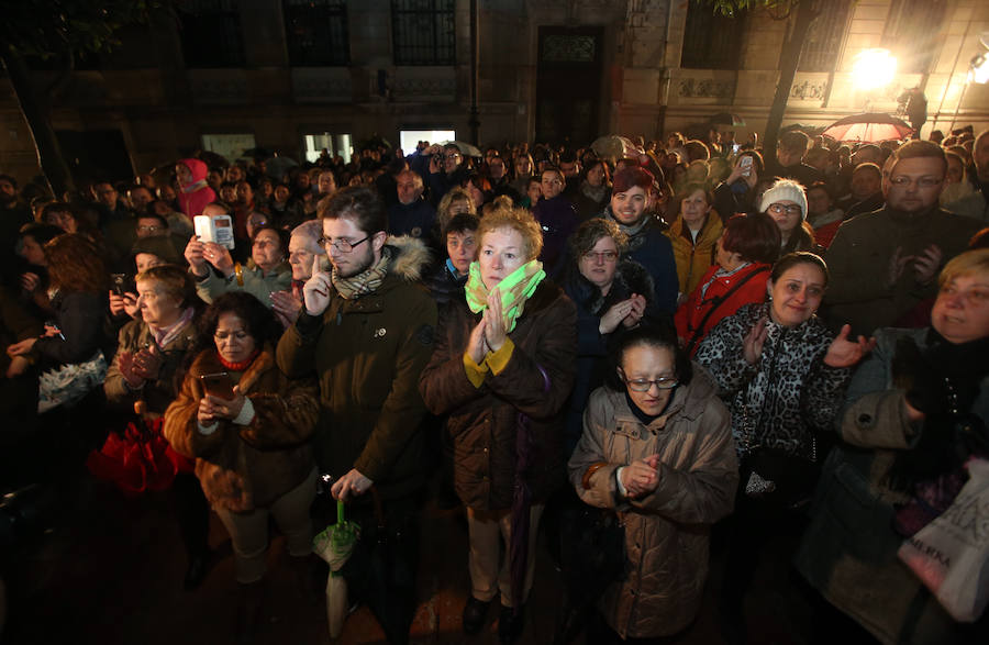 La Hermandad de los Estudiantes procesionó por la ciudad ante la atenta mirada de cientos de ovetenses