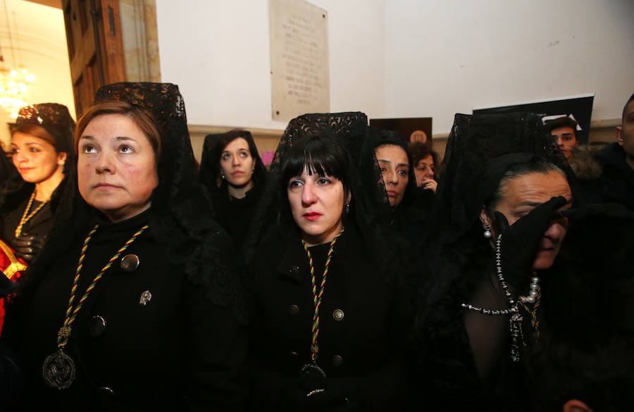 La Hermandad de los Estudiantes procesionó por la ciudad ante la atenta mirada de cientos de ovetenses