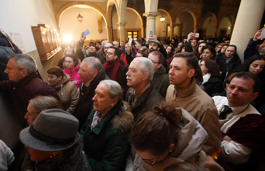 La Hermandad de los Estudiantes procesionó por la ciudad ante la atenta mirada de cientos de ovetenses