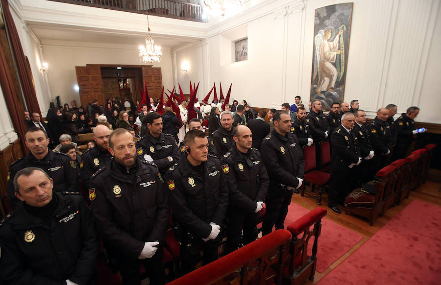 La Hermandad de los Estudiantes procesionó por la ciudad ante la atenta mirada de cientos de ovetenses