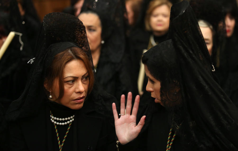 La Hermandad de los Estudiantes procesionó por la ciudad ante la atenta mirada de cientos de ovetenses