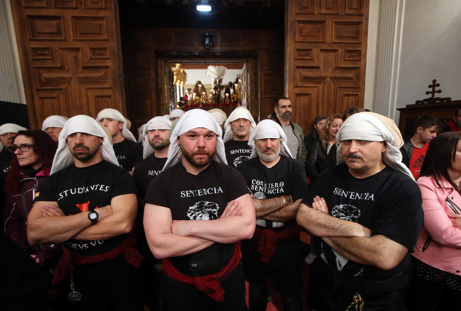 La Hermandad de los Estudiantes procesionó por la ciudad ante la atenta mirada de cientos de ovetenses