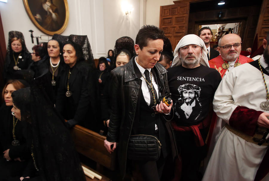 La Hermandad de los Estudiantes procesionó por la ciudad ante la atenta mirada de cientos de ovetenses