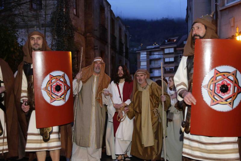 Decenas de personas asistieron en la iglesia de Infiesto a la representación