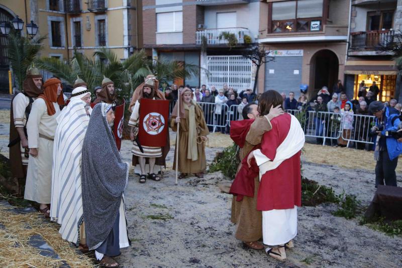 Decenas de personas asistieron en la iglesia de Infiesto a la representación