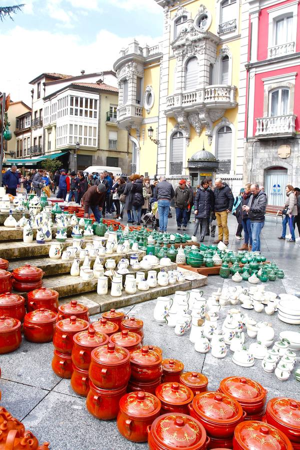 La Feria de Alfarería tradicional Villa de Avilés abre en la plaza de Álvarez Acebal 