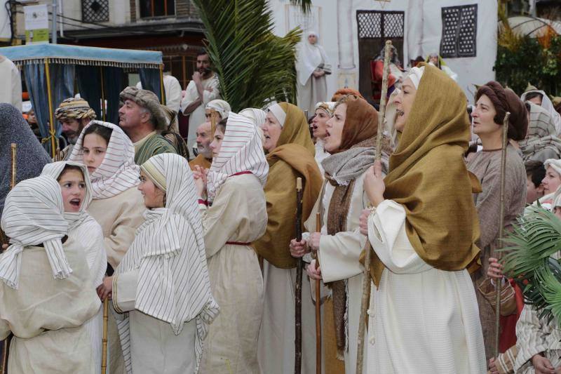 La tradicional crucifixión de la localidad piloñesa atrajo de nuevo a numerosos fieles.