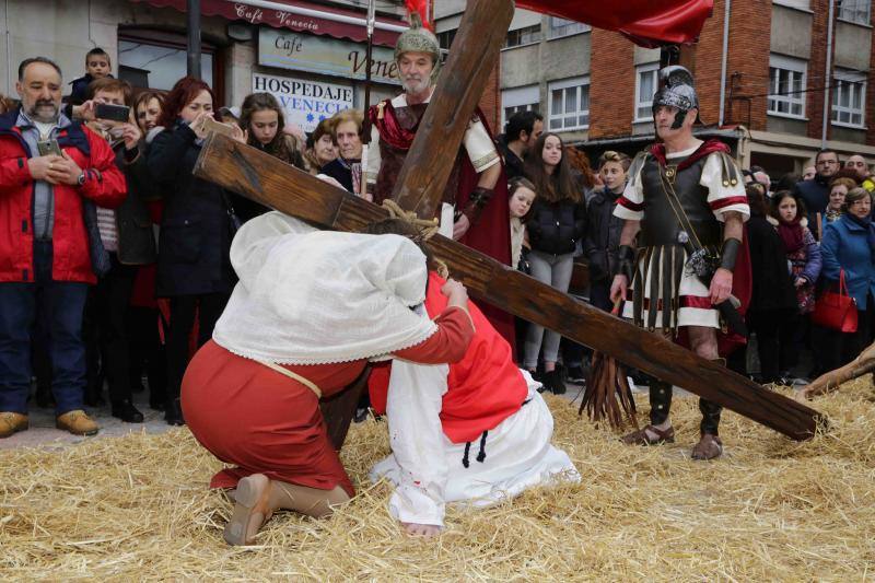 La tradicional crucifixión de la localidad piloñesa atrajo de nuevo a numerosos fieles.