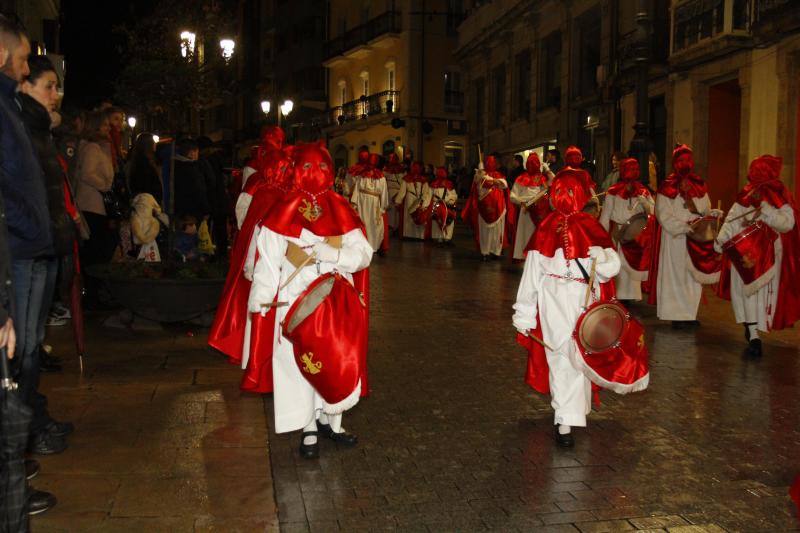 Tras la suspensión de la salida de La Soledad por el temporal, que también afectó al recorrido del Santo Entierro, finalmente la lluvia dio una tregua para que los fieles pudiesen disfrutar, pese al frío, de la Resurrección.