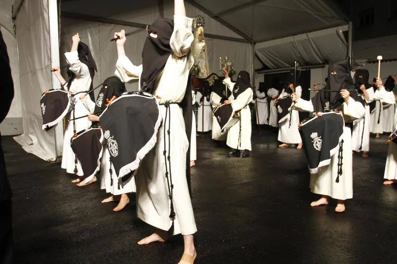 Tras la suspensión de la salida de La Soledad por el temporal, que también afectó al recorrido del Santo Entierro, finalmente la lluvia dio una tregua para que los fieles pudiesen disfrutar, pese al frío, de la Resurrección.