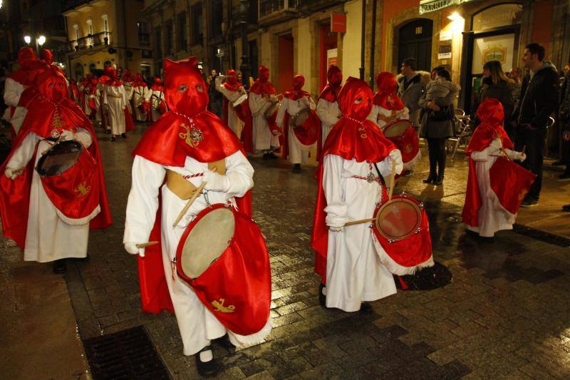 Tras la suspensión de la salida de La Soledad por el temporal, que también afectó al recorrido del Santo Entierro, finalmente la lluvia dio una tregua para que los fieles pudiesen disfrutar, pese al frío, de la Resurrección.