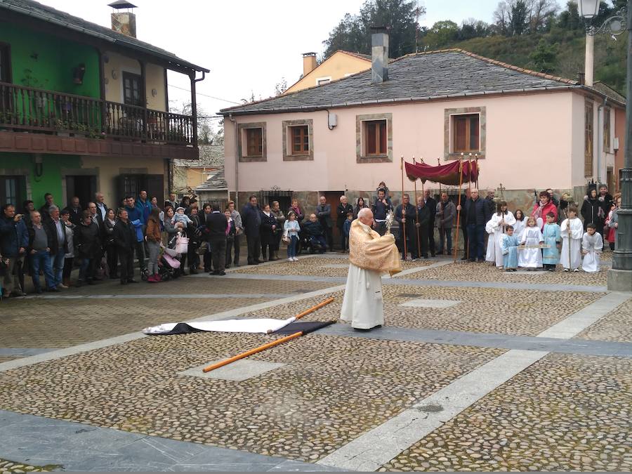 En la localidad veigueña de Piantón hoy han cerrado la Semana Santa con el bandeo de pendones.