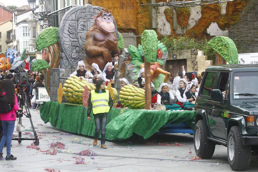 Este año las fiestas celebran su 125 aniversario y algunas de las carrozas también lo recordaron rememorando momentos históricos de esta celebración.