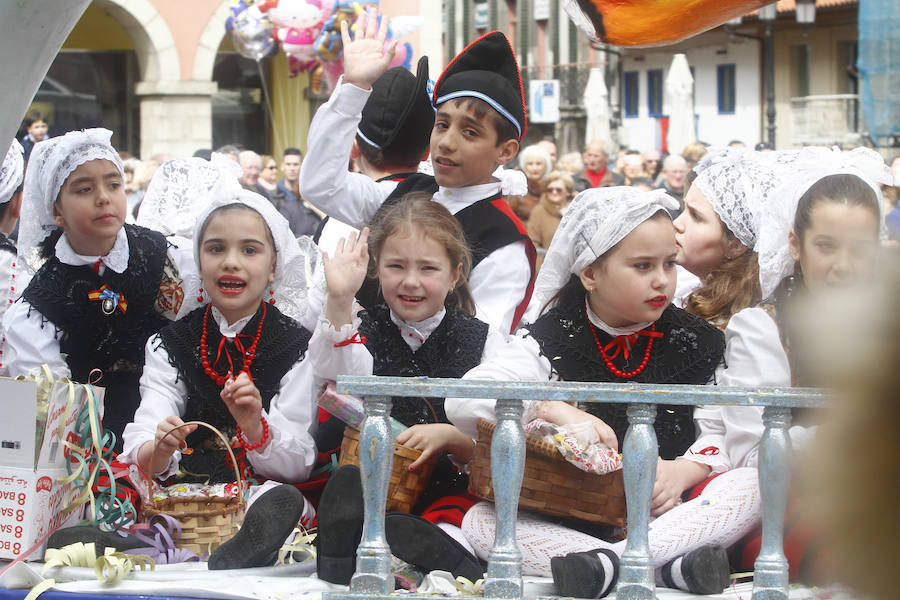 Este año las fiestas celebran su 125 aniversario y algunas de las carrozas también lo recordaron rememorando momentos históricos de esta celebración.