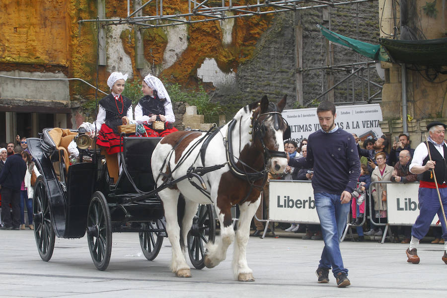 Este año las fiestas celebran su 125 aniversario y algunas de las carrozas también lo recordaron rememorando momentos históricos de esta celebración.