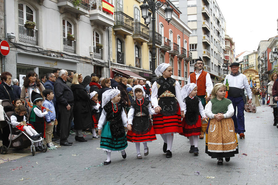 Este año las fiestas celebran su 125 aniversario y algunas de las carrozas también lo recordaron rememorando momentos históricos de esta celebración.