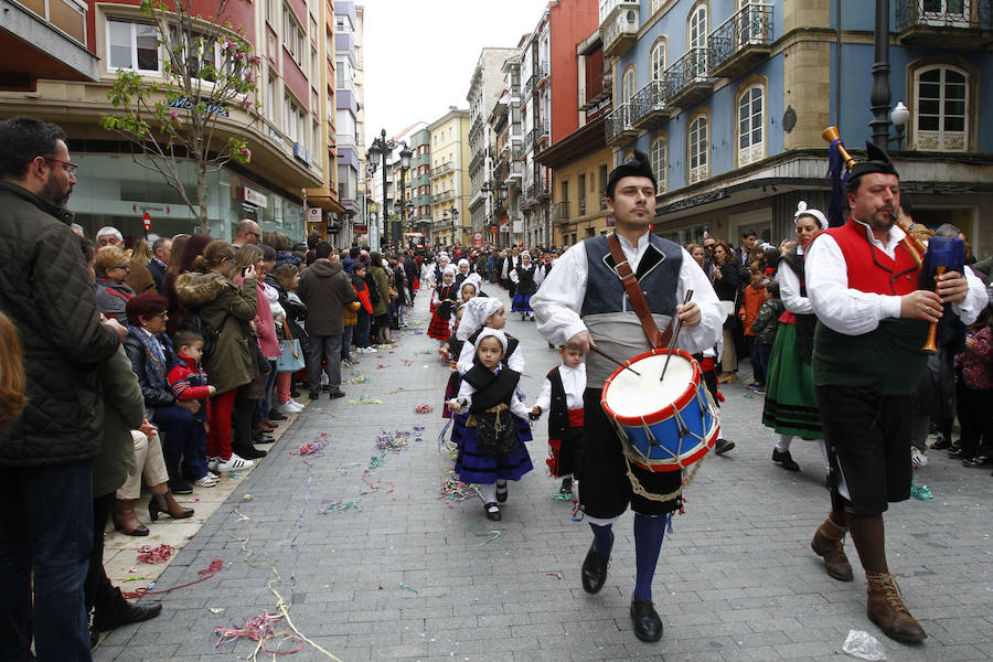 Este año las fiestas celebran su 125 aniversario y algunas de las carrozas también lo recordaron rememorando momentos históricos de esta celebración.