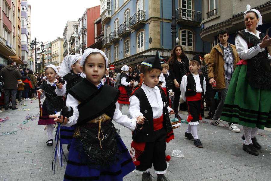 Este año las fiestas celebran su 125 aniversario y algunas de las carrozas también lo recordaron rememorando momentos históricos de esta celebración.