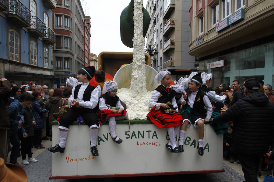 Este año las fiestas celebran su 125 aniversario y algunas de las carrozas también lo recordaron rememorando momentos históricos de esta celebración.