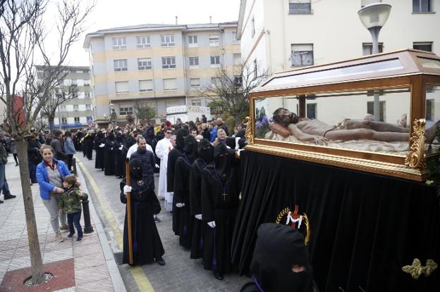 La procesión del Cristo Yacente en Lugones fue la más multitudinaria. 