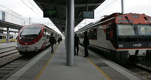 Un tren de cercanías y otro regional, en la estación de Sanz Crespo en Gijón. 