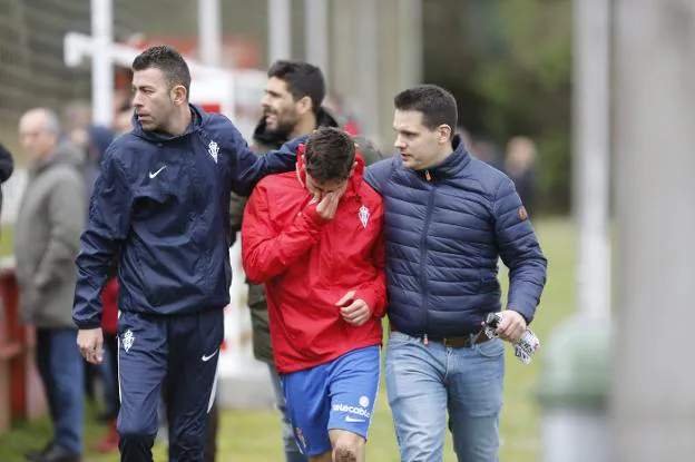 Ramón, consolado por el utillero del Sporting B. 