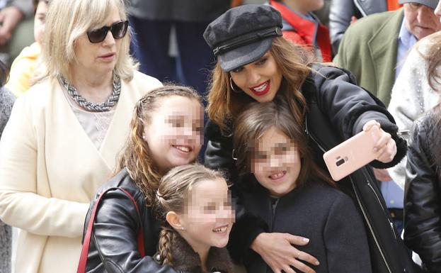 Paula Echevarría, abrazando a su hija, durante la procesión. 