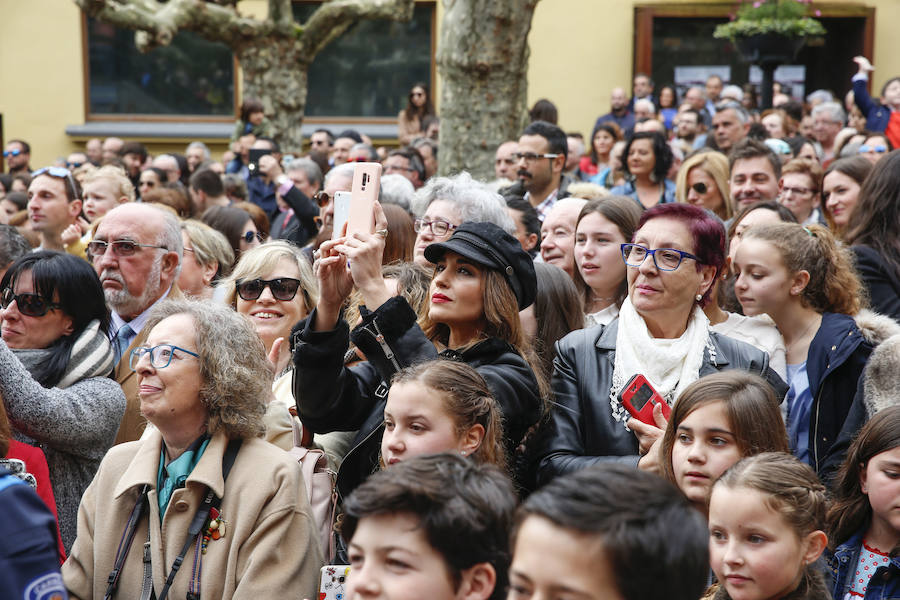 La actriz apura el descanso vacacional en familia y participa del programa de la Semana Santa candasina.