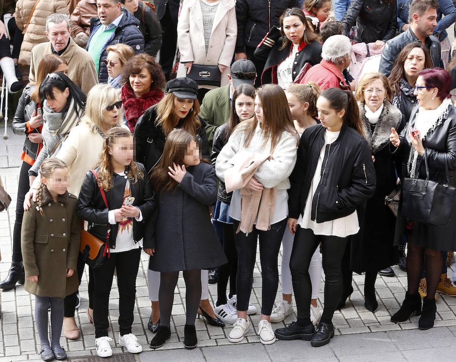 La actriz apura el descanso vacacional en familia y participa del programa de la Semana Santa candasina.