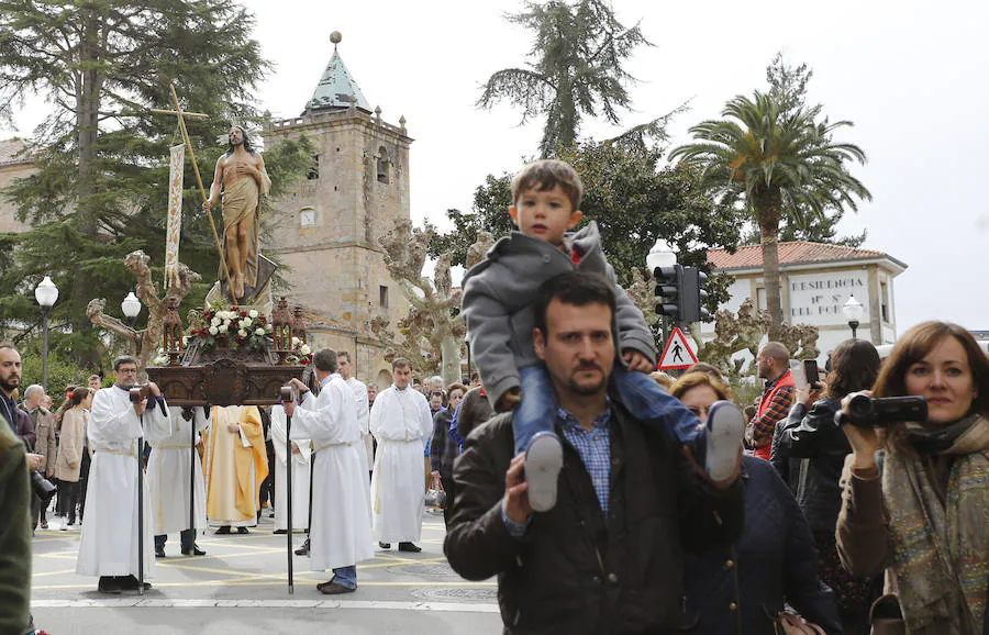 Fotos: Las imágenes de la procesión del Resucitado en Villaviciosa