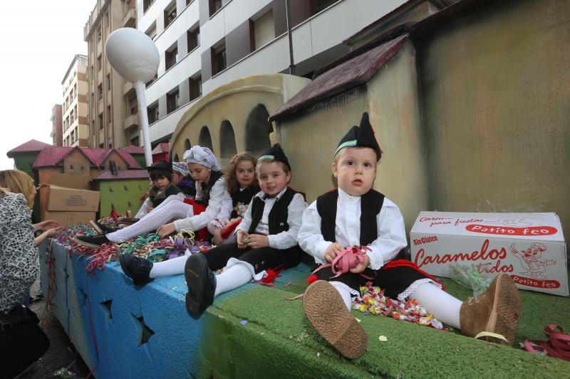 Miles de personas han disfrutado del desfile de carrozas de las fiestas del Bollo de Avilés, que se ha celebrado tras una multitudinaria Comida en la Calle.