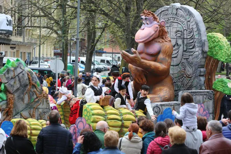 Miles de personas han disfrutado del desfile de carrozas de las fiestas del Bollo de Avilés, que se ha celebrado tras una multitudinaria Comida en la Calle.