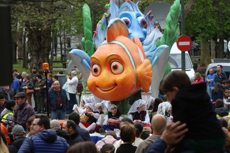 Miles de personas han disfrutado del desfile de carrozas de las fiestas del Bollo de Avilés, que se ha celebrado tras una multitudinaria Comida en la Calle.