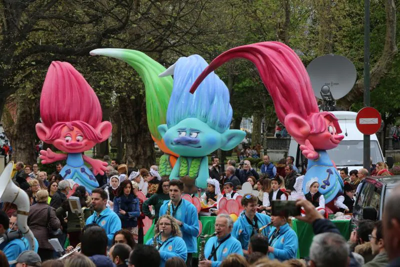 Miles de personas han disfrutado del desfile de carrozas de las fiestas del Bollo de Avilés, que se ha celebrado tras una multitudinaria Comida en la Calle.