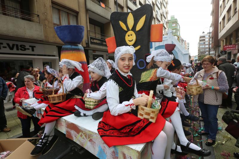 Miles de personas han disfrutado del desfile de carrozas de las fiestas del Bollo de Avilés, que se ha celebrado tras una multitudinaria Comida en la Calle.